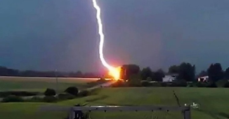 ৬ জেলায় বজ্রপাতে প্রাণ গেল ১২ জনের